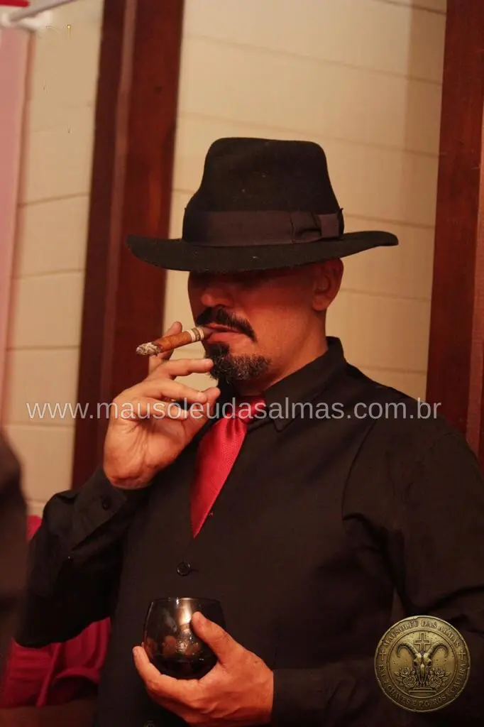 Exu Sete Chaves fumando charuto